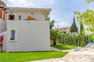 サン・ラファエルにある552 AVENUE DE VALESCUREの緑の庭のある白い家