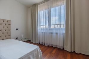 En eller flere senge i et værelse på City Center Premium Apartments