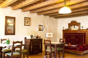 a room with a table and chairs and a fireplace at Casa cu zorele, Crit 189 in Criţ