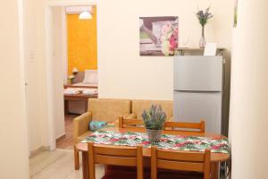 una cucina e una sala da pranzo con tavolo e frigorifero di Corfu View a Perama