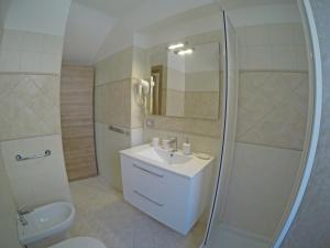 a bathroom with a sink and a shower and a toilet at BB Aretè in Scilla