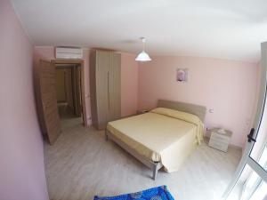a small bedroom with a bed and a bathroom at BB Aretè in Scilla