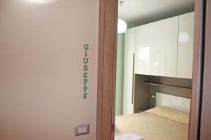 a bedroom with a bunk bed and a mirror at BB Aretè in Scilla