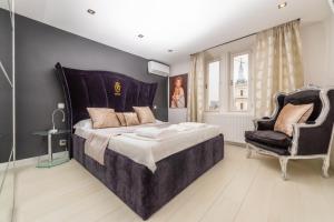 Posteľ alebo postele v izbe v ubytovaní Luxury Suites Down Town
