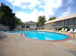 a large swimming pool in front of a building at Hotel Pentagon in Arlington