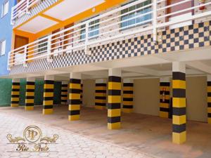 uma vista para o interior de um edifício com pilares xadrez em Rio Preto Hotel em Formosa