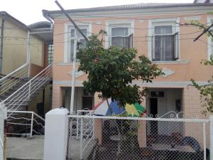 una casa con una recinzione di fronte di Kobuleti Egro House a Kobuleti