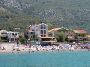 un gruppo di persone su una spiaggia vicino all'acqua di Apartments Galija a Petrovac na Moru