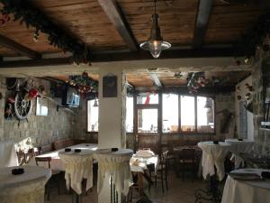 Un restaurante o sitio para comer en Apartments Galija