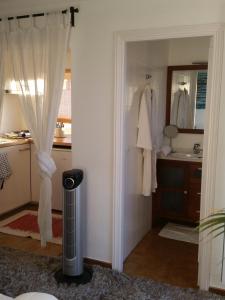ポルト・ダ・ポリェンサにあるラ ゴラ アパートメンツのバスルーム(シャワー、シンク、鏡付)