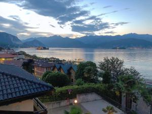 Blick auf die Stadt und einen Wasserkörper in der Unterkunft Vista Lago in Stresa