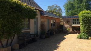 a house with a bench in front of it at The Annexe in Chipping Campden