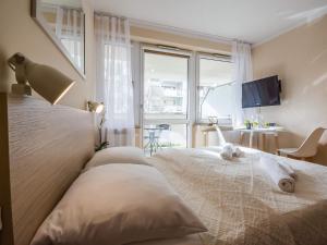 Un dormitorio con una cama con dos toallas encima. en VacationClub - Villa Mistral Apartament 3, en Świnoujście