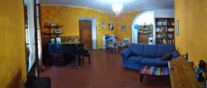 sala de estar con silla azul y mesa en Casa Elena, en Lerici