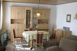 - une salle à manger avec une table et des chaises dans l'établissement Haus Schleusenblick, à Carolinensiel