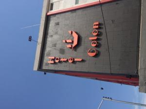 un letrero de neón para un restaurante tokyo en un edificio en Hotel Colon Express, en Guadalajara
