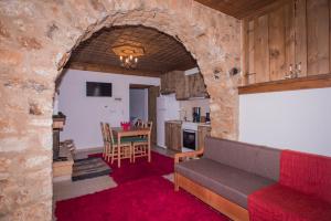 a living room with a couch and a table at Mossiori Serai in Sitariá