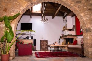 a living room with an archway and a table at Mossiori Serai in Sitariá