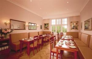 a dining room with a long table and chairs at Hotel Preuss im Dammtorpalais in Hamburg