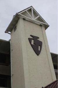 uma torre de relógio com um sinal no lado em Landmark Inn em Sevierville