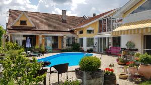Bazén v ubytování Vintage Luxurious house nebo v jeho okolí