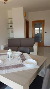 A seating area at DOMUS MARIS Viserba, Spiagge e Centro a 100 mt, PROMO MAGGIO FIERA MACFRUT, FIERAVICOLA, EXPO DENTAL, MEETING RIMINI Még 26 kép