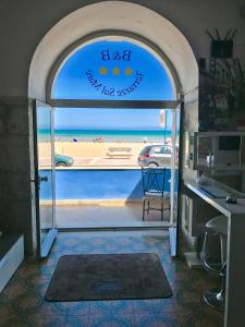ポッツァッロにあるTerrazze Sul Mareのビーチと海の景色を望む客室です。
