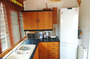 Kuchyňa alebo kuchynka v ubytovaní Apollonion Apartment Aigina