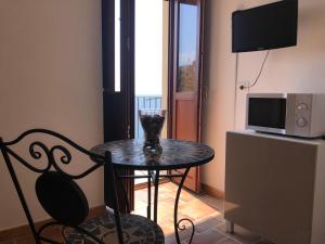 TV a/nebo společenská místnost v ubytování Cala San Francesco B&B
