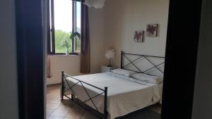ein Schlafzimmer mit einem Bett in einem Zimmer mit Fenstern in der Unterkunft Casa Pettini in Arezzo