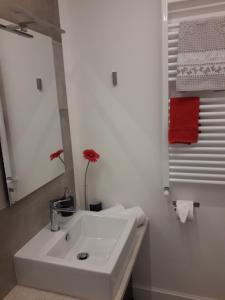 ein weißes Badezimmer mit einem Waschbecken und einem Spiegel in der Unterkunft Casa Madonia in Terrasini