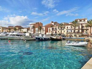 um grupo de barcos está ancorado num porto em Campo Base em La Maddalena