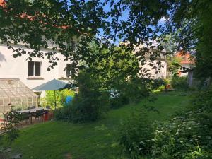 a garden with a picnic table and a building at Fribauhaus in Fribourg +5 photos