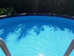 een blauw zwembad met blauwe tegels erop bij Mas denis in Arles +34 foto's