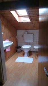 Phòng tắm tại Gästehaus Burgwald-Trekking