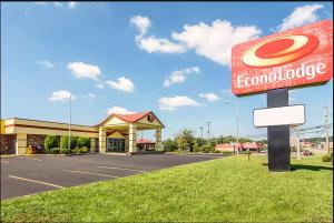 a sign for a grocery store in a parking lot at Econo Lodge Fort Payne in Fort Payne