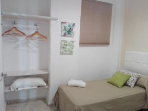 タリファにあるAve Maria 2のベッド1台、窓(ハンガー付)が備わる客室です。