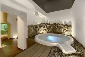 een badkamer met een groot bad in een kamer bij Pałac Wierzbiczany in Gniewkowo