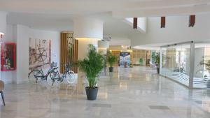 Lobby alebo recepcia v ubytovaní Beachfront apartment in Fuengirola with sea views