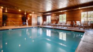 Bazén v ubytování Best Western Plus Rama Inn & Suites nebo v jeho okolí