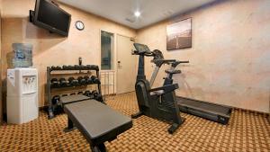 Fitness centrum a/nebo fitness zařízení v ubytování Best Western Plus Rama Inn & Suites
