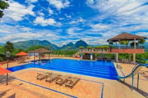 a pool at a resort with mountains in the background at Real Dinastía in La Pintada