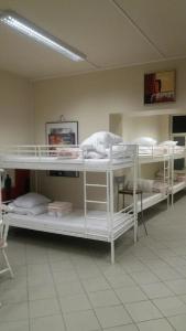 two white bunk beds in a room at O Brian Gjestehus in Halden