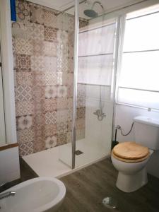 サンタクルス・デ・テネリフェにあるManuel Verdugo, 32のバスルーム(シャワー、トイレ、シンク付)