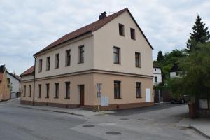 een groot wit gebouw aan de straatkant bij Apartmány Lípa in Tábor