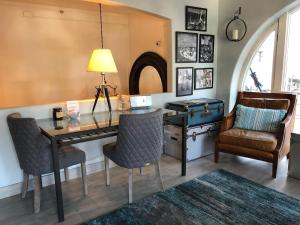 an office with a desk and chairs and a lamp at Broadlind Hotel in Long Beach