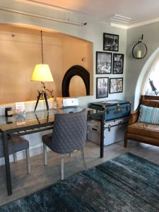 un bureau avec un bureau, une chaise et une lampe dans l'établissement Broadlind Hotel, à Long Beach