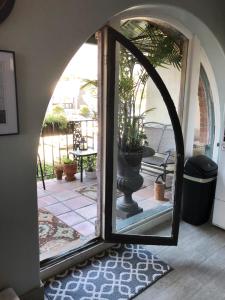 une porte ouverte sur une terrasse avec une plante en pot dans l'établissement Broadlind Hotel, à Long Beach