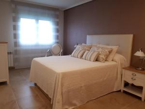Łóżko lub łóżka w pokoju w obiekcie SANXENXO SUITES CON VISTAS Muy Bien Ubicado