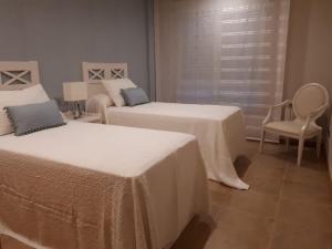 Łóżko lub łóżka w pokoju w obiekcie SANXENXO SUITES CON VISTAS Muy Bien Ubicado
